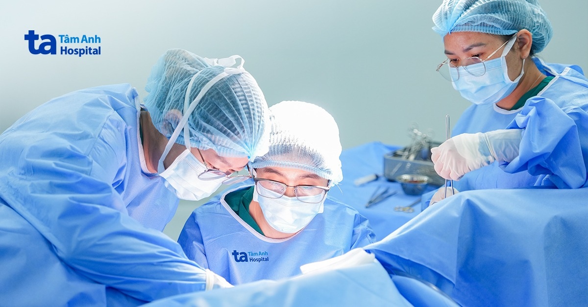 Bé gái ứ nửa lít máu trong vùng kín do dị tật màng trinh