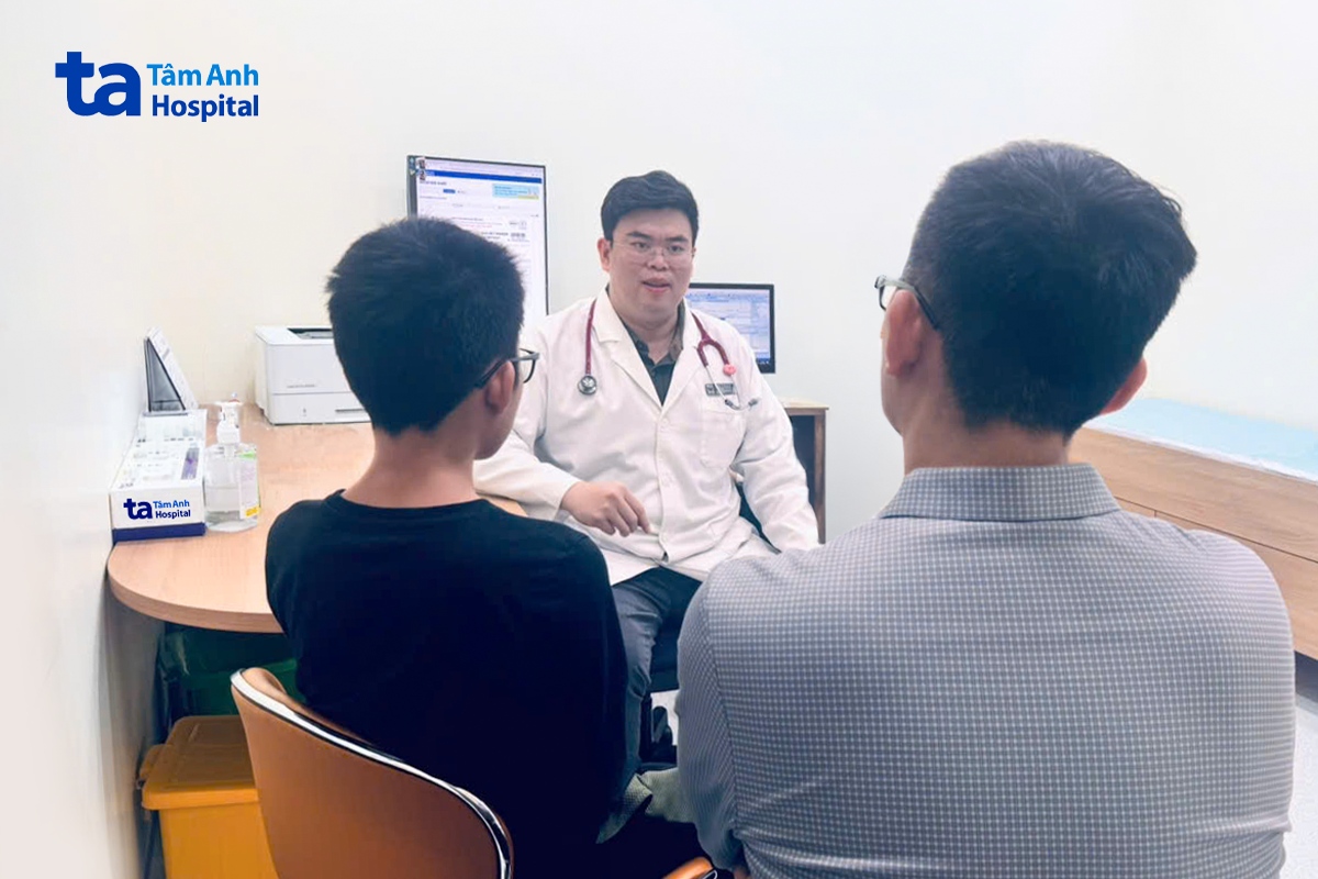 bé khánh cùng phụ huynh tái khám với bác sĩ sơn