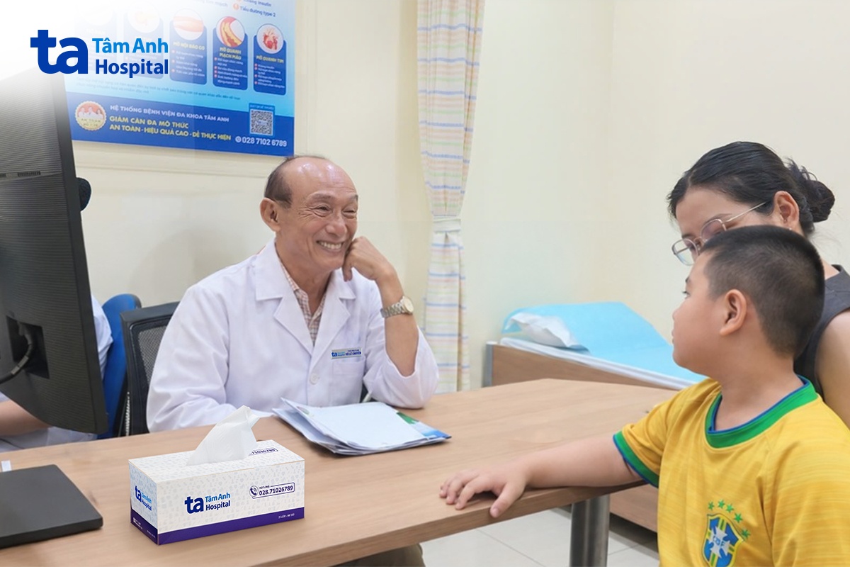 bé lợi tái khám cùng bs chuyên