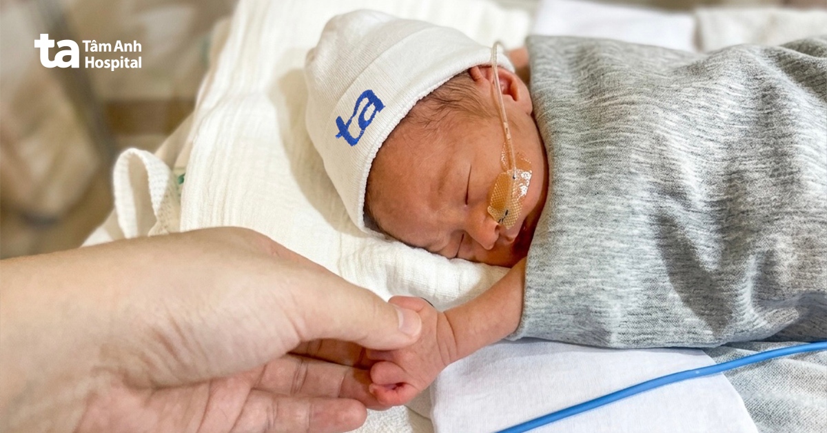 Bé sinh non chào đời còn nguyên bọc ối, suy hô hấp nặng