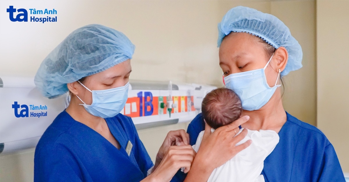Bé sơ sinh tràn khí màng phổi sau 4 giờ chào đời