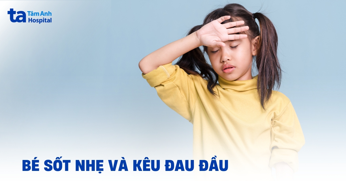 bé sốt nhẹ và kêu đau đầu