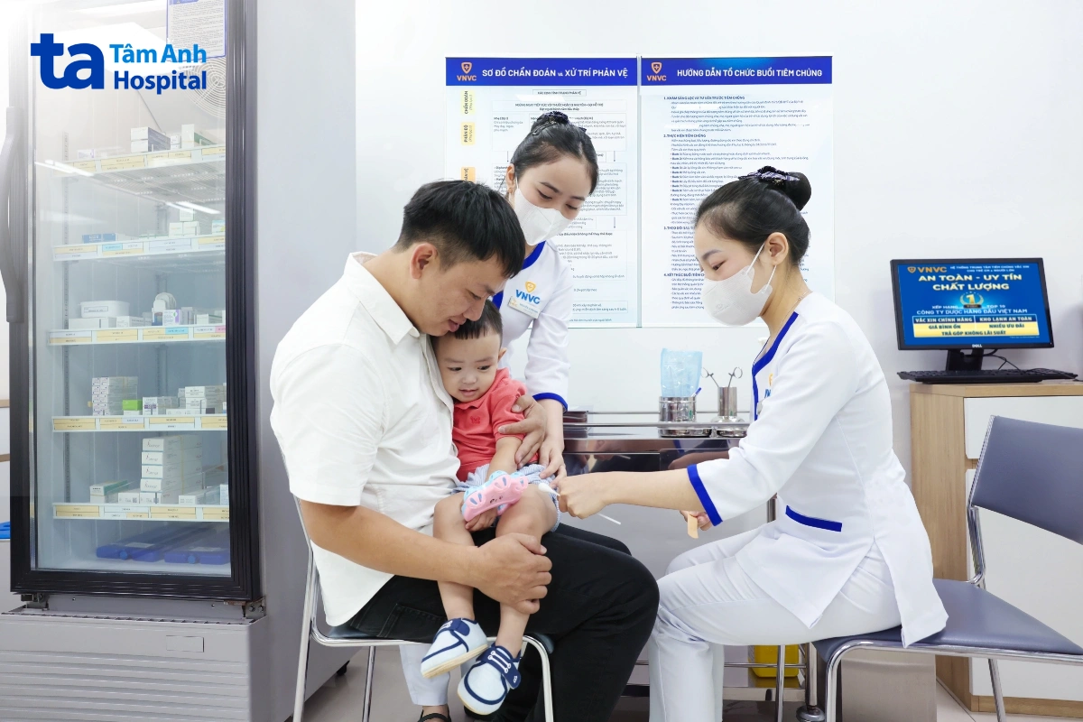 bé trai được tiêm vắc xin envacgen