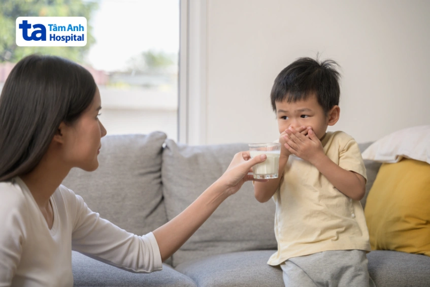 bé trai không muốn uống sữa