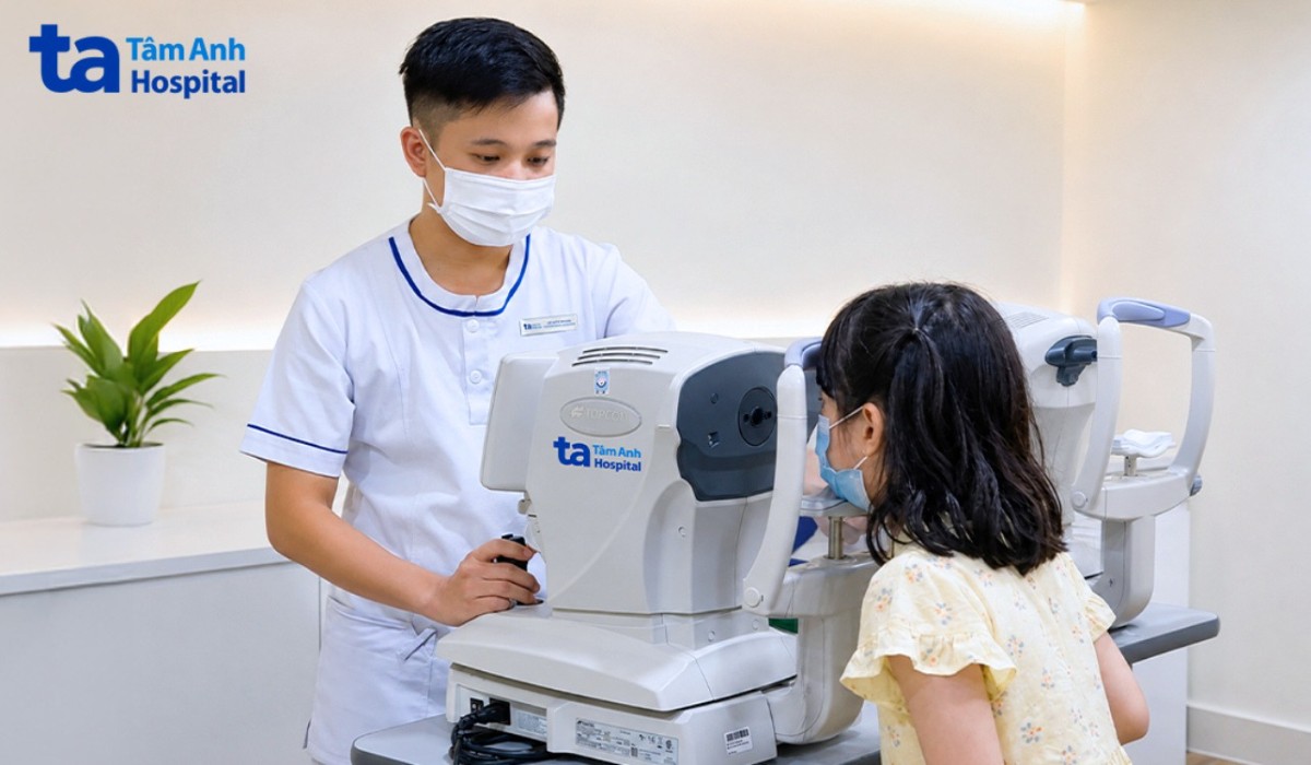 bệnh nhân 6 tuổi đã viễn thị 7 độ