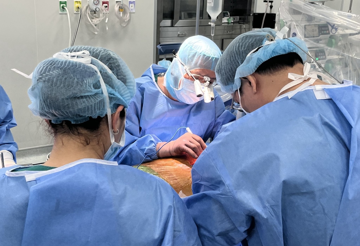 Bệnh nhân được phẫu thuật bắc cầu mạch vành bằng phương pháp không sử dụng tuần hoàn ngoài cơ thể