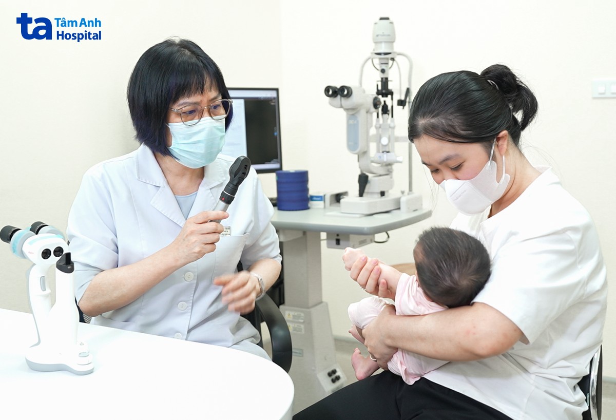 bệnh nhân phản ứng với ánh sáng, nhìn theo đồ vật sau mổ.