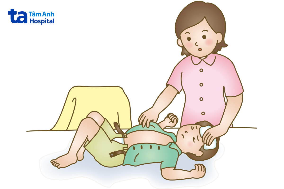 bố mẹ cần bình tĩnh xử trí đúng cách khi trẻ sốt co giật