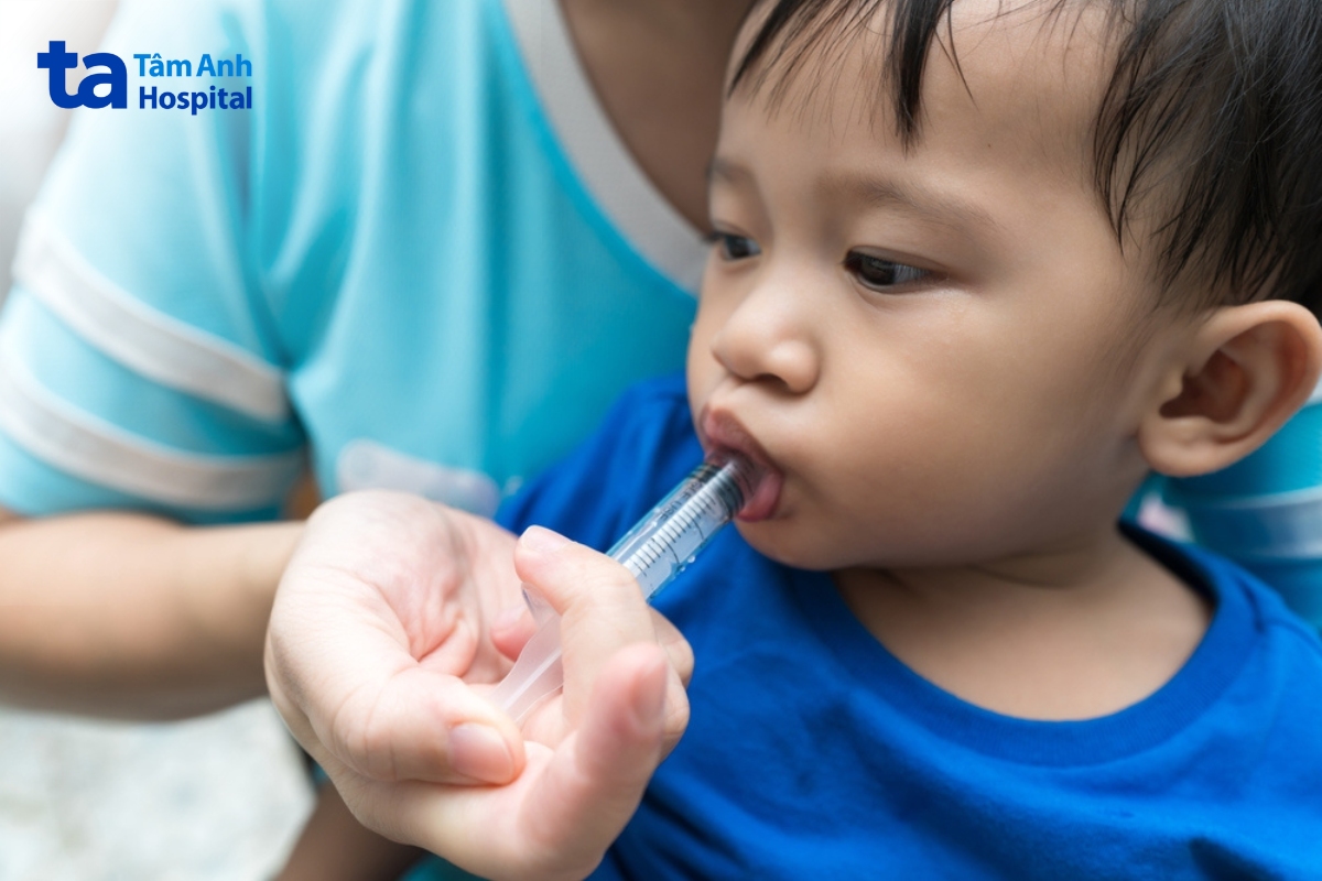bố mẹ cần chú ý cho trẻ dùng thuốc hạ sốt đúng liều lượng
