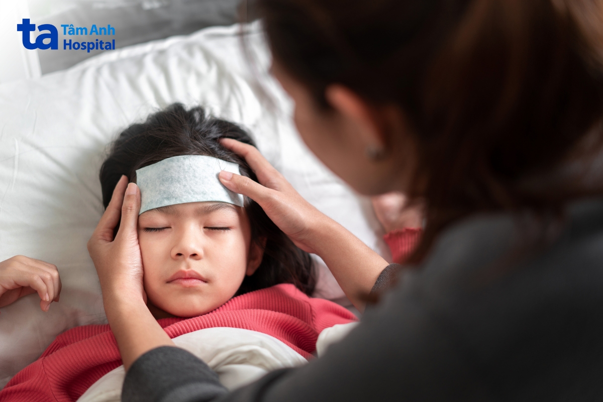 bố mẹ cần theo dõi sát tình trạng của trẻ nhằm xử trí kịp thời các bất thường