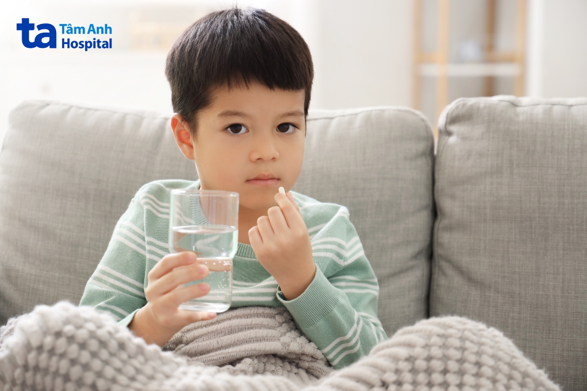 bố mẹ cho trẻ dùng thuốc hạ sốt đúng liều lượng