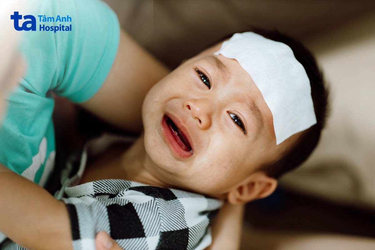 bố mẹ nên cho trẻ dùng thuốc hạ sốt khi trẻ sốt từ 38.5 độ trở lên
