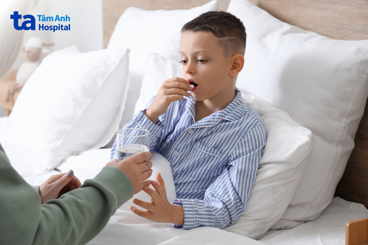 bố mẹ nên cho trẻ uống thuốc hạ sốt với liều dùng phù hợp
