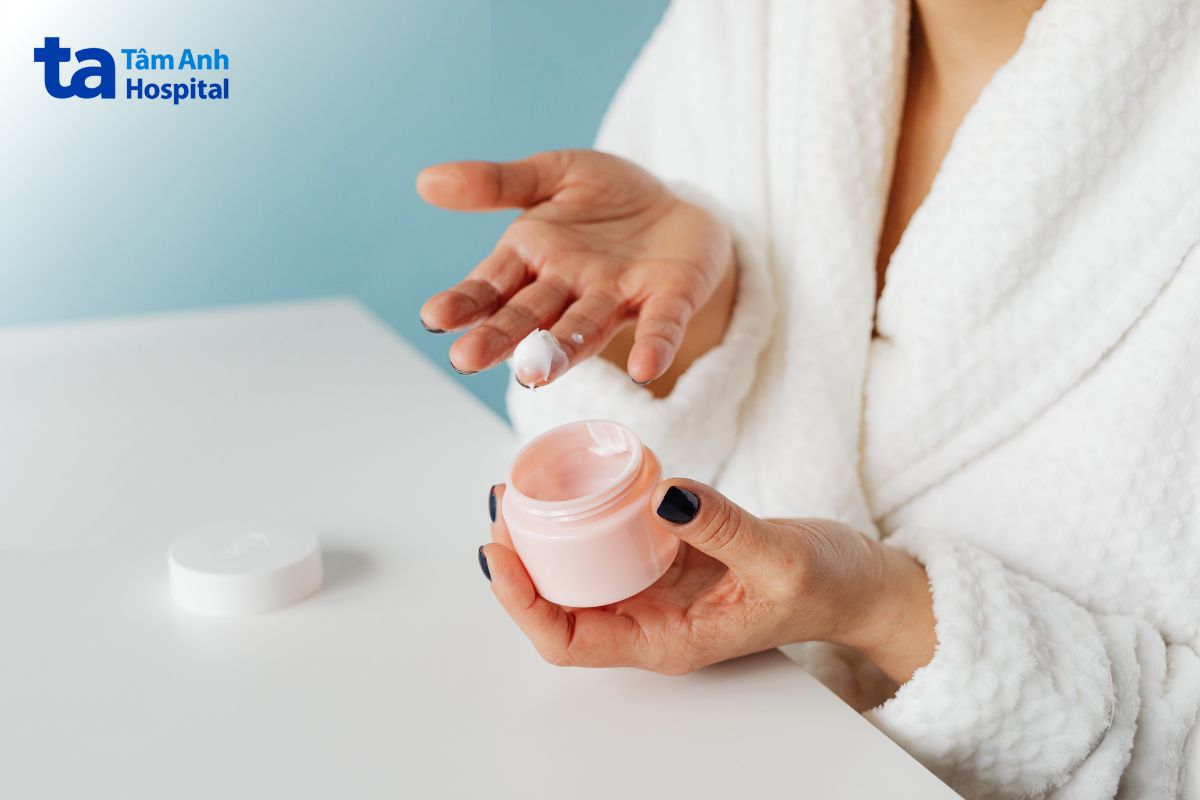 Bôi Kem Dưỡng Ẩm Thường Xuyên
