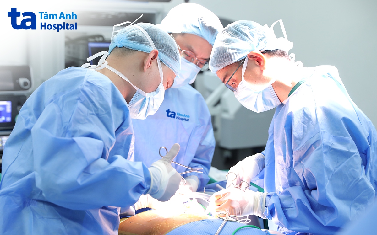 BS cắt khối u cho anh Minh