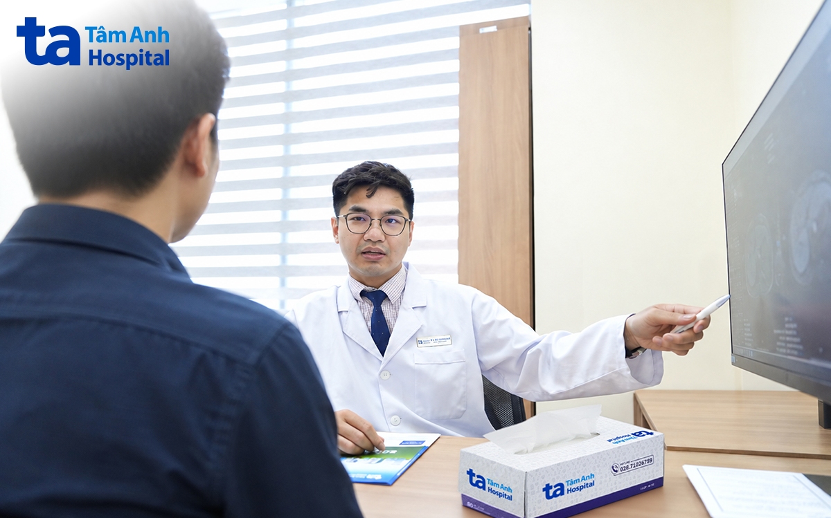 BS Phát tư vấn cho anh Năm