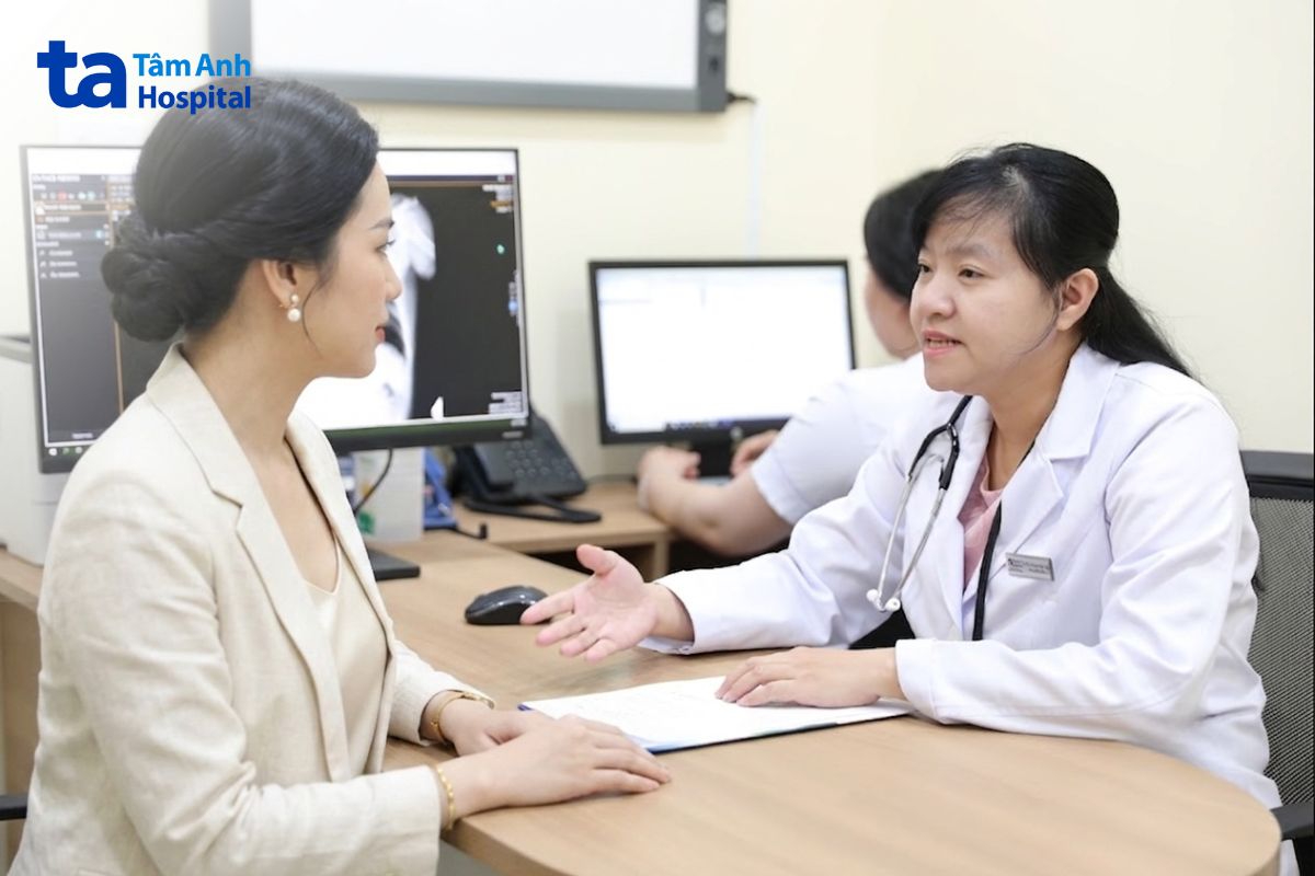 bs.cki hoàng mỹ linh tư vấn thăm khám tổng quát cho khách hàng