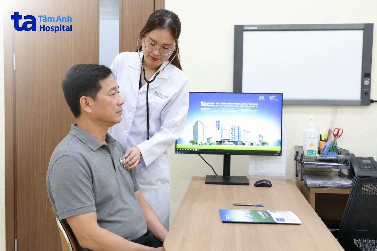 bs.cki vũ phương thy đang khám và tư vấn cho khách hàng