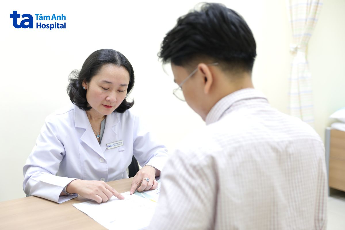 bs.ckii phạm thị mỹ hạnh đang tư vấn điều trị cho người bệnh