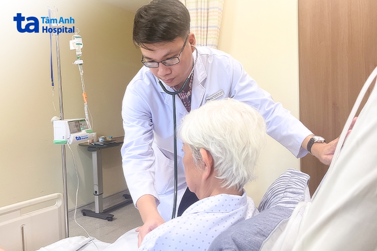 BS.CKI Đỗ Duy Long, Trung tâm Tim mạch, Bệnh viện Đa khoa Tâm Anh TP.HCM kiểm tra sức khỏe bệnh nhân trước khi xuất viện