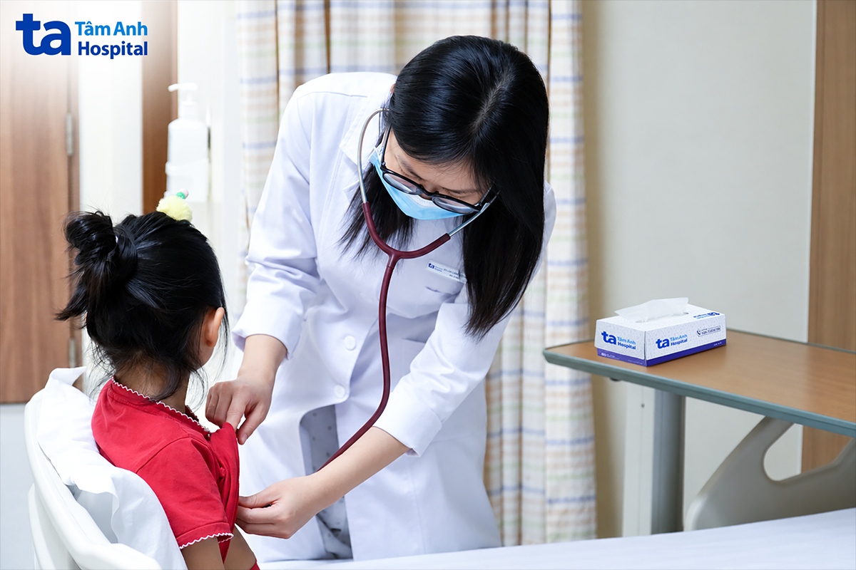 bs.cki lâm bội hy khám cho bé vi trước khi xuất viện