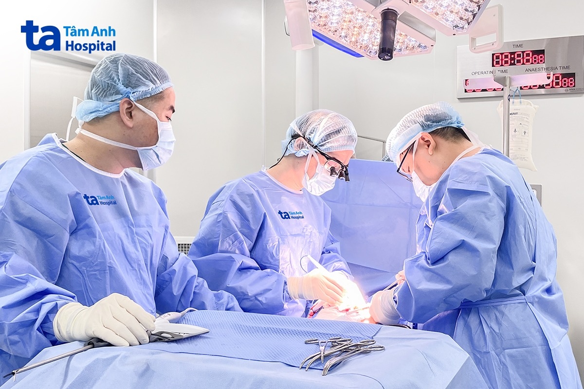 BS.CKI Trần Quốc Hoài (ở giữa) cùng êkíp thực hiện phẫu thuật tuyến giáp triệt căn cho người bệnh