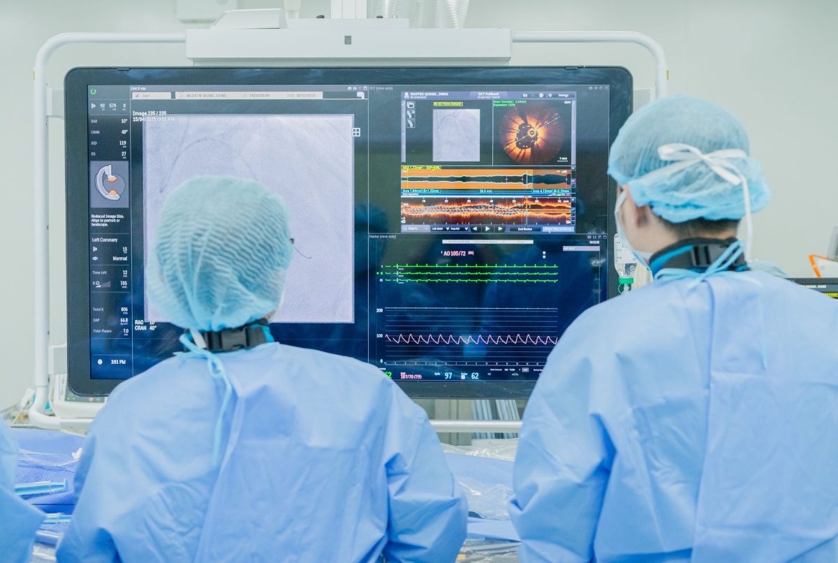 Các bác sĩ can thiệp đặt stent mở rộng mạch máu nuôi tim cho bệnh nhân