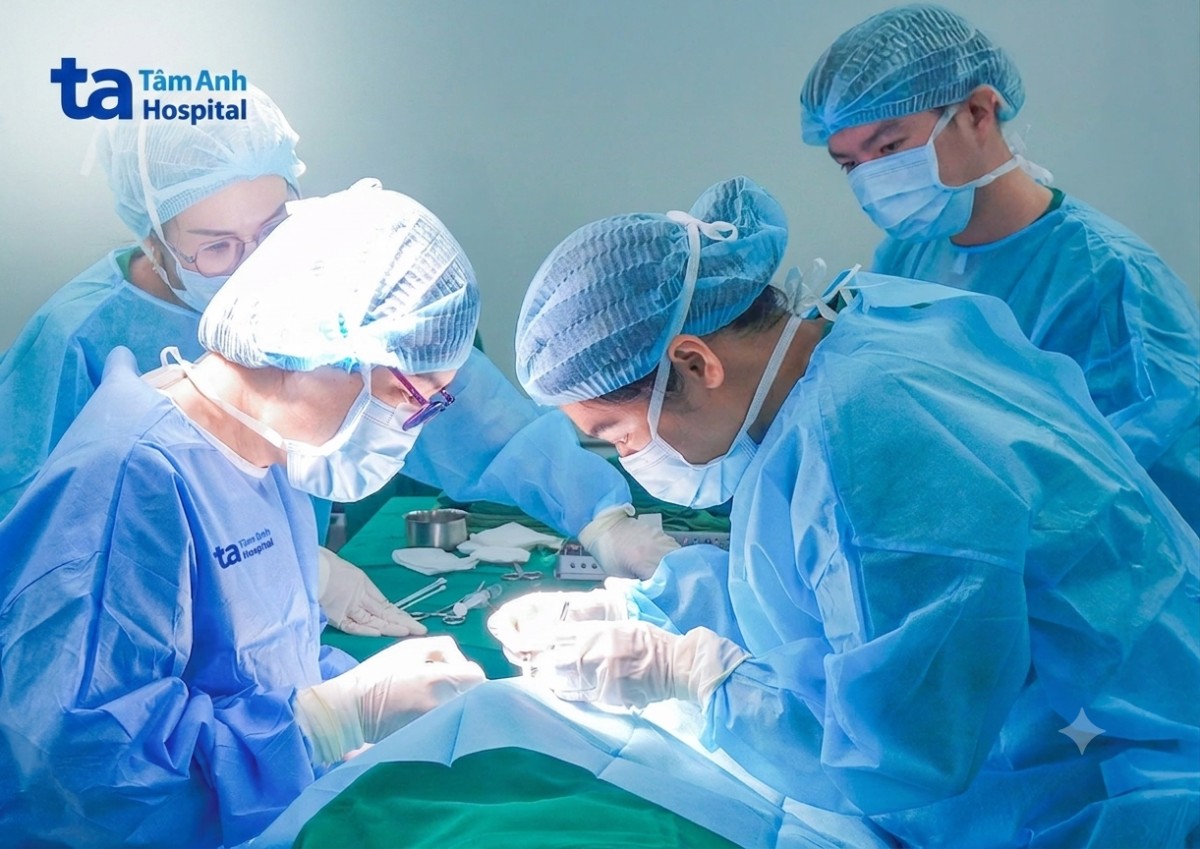 các bác sĩ đang phẫu thuật lác cho bệnh nhi