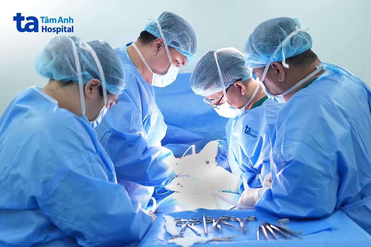 các bác sĩ đang thực hiện phẫu thuật