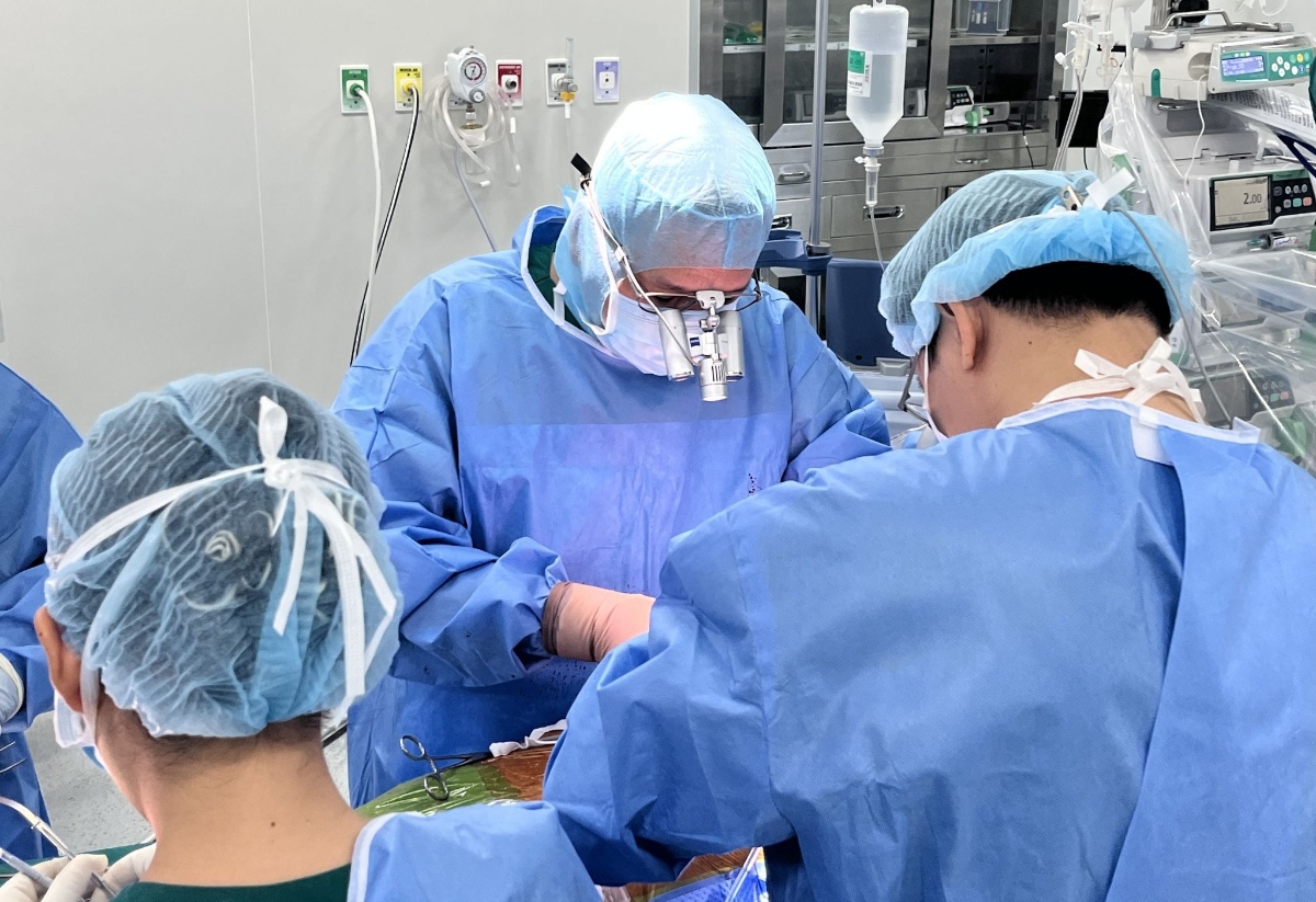 Các bác sĩ phẫu thuật sửa van hai lá cho bệnh nhân