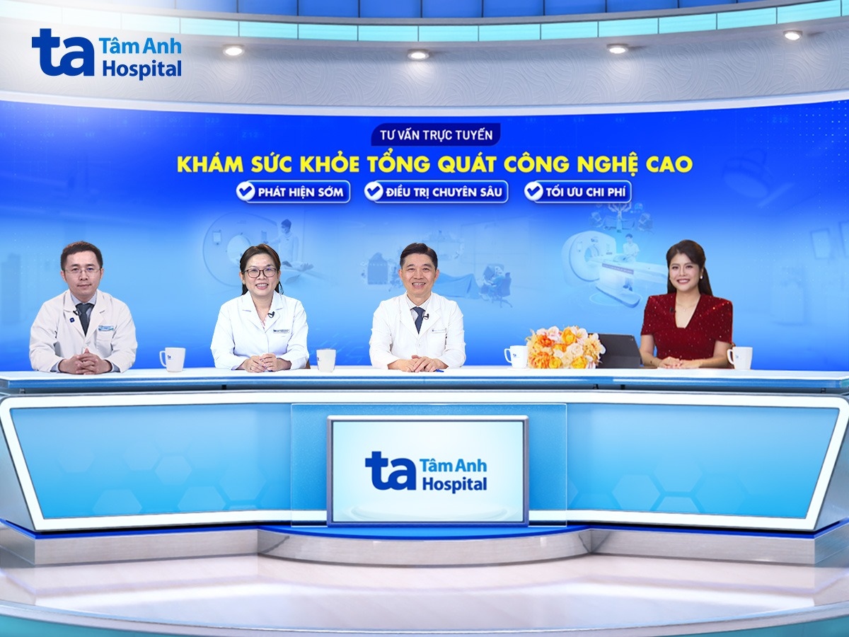 Các bác sĩ tham gia tư vấn tại buổi giao lưu trực tuyến ngày 19/8