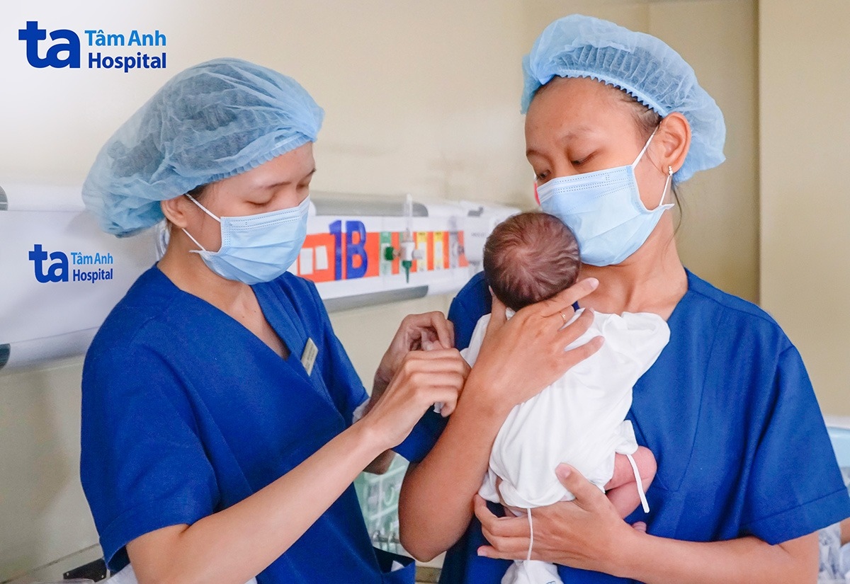 các điều dưỡng chăm sóc cho bé tại đơn vị hồi sức sơ sinh
