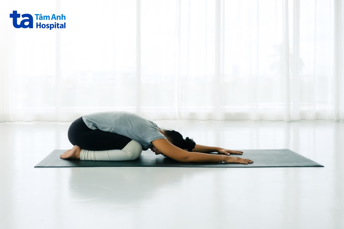 các động tác yoga trị viêm cột sống dính khớp