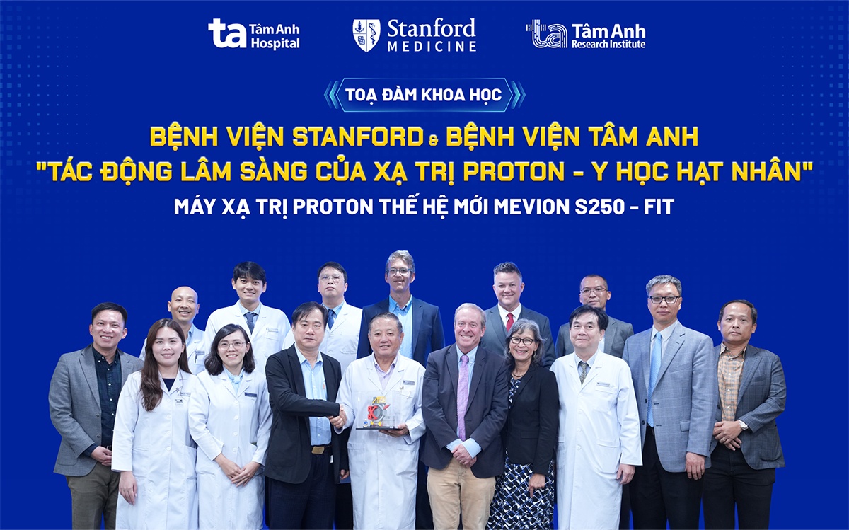 các giáo sư stanford chụp hình tặng mô hình