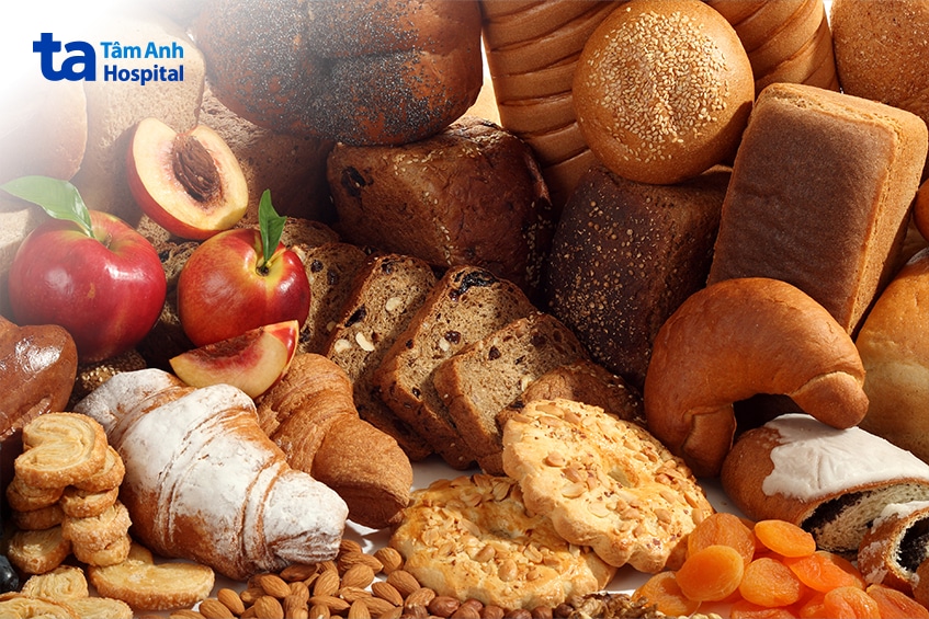 Người tiểu đường có thể ăn bánh mì sandwich nhưng nên ưu tiên loại nguyên cám, nguyên hạt, giàu chất xơ và kiểm soát khẩu phần. Nên kết hợp bánh mì với rau, trứng hoặc thịt nạc, đồng thời hạn chế sốt ngọt, thịt chế biến và theo dõi lượng carbohydrate trong bữa ăn.