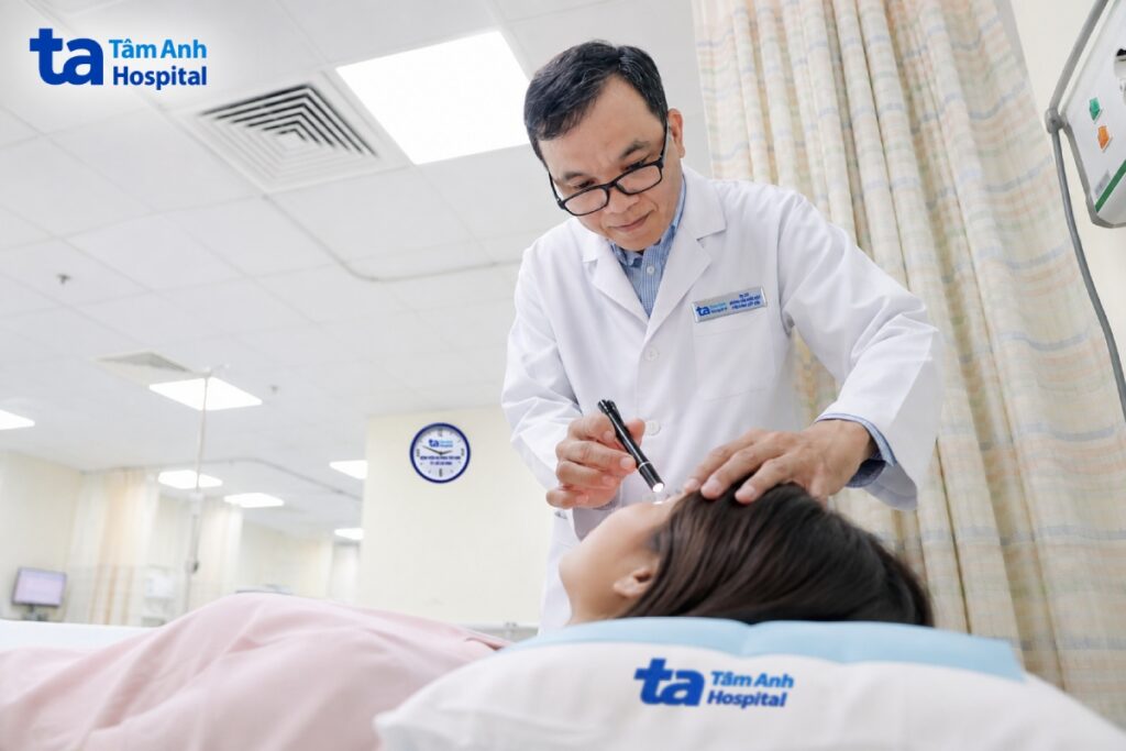 Bác sĩ Mười Một kiểm tra đồng tử và chuyển động của hai mắt để đánh giá nhanh chức năng thần kinh. 