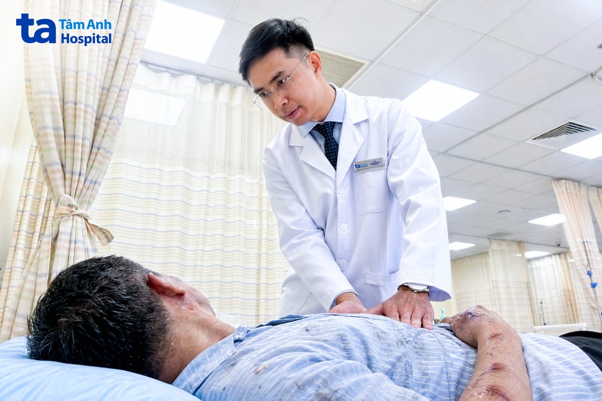Bác sĩ Phan Quang Đạt đánh giá tình trạng chấn thương của ông Xiếu.
