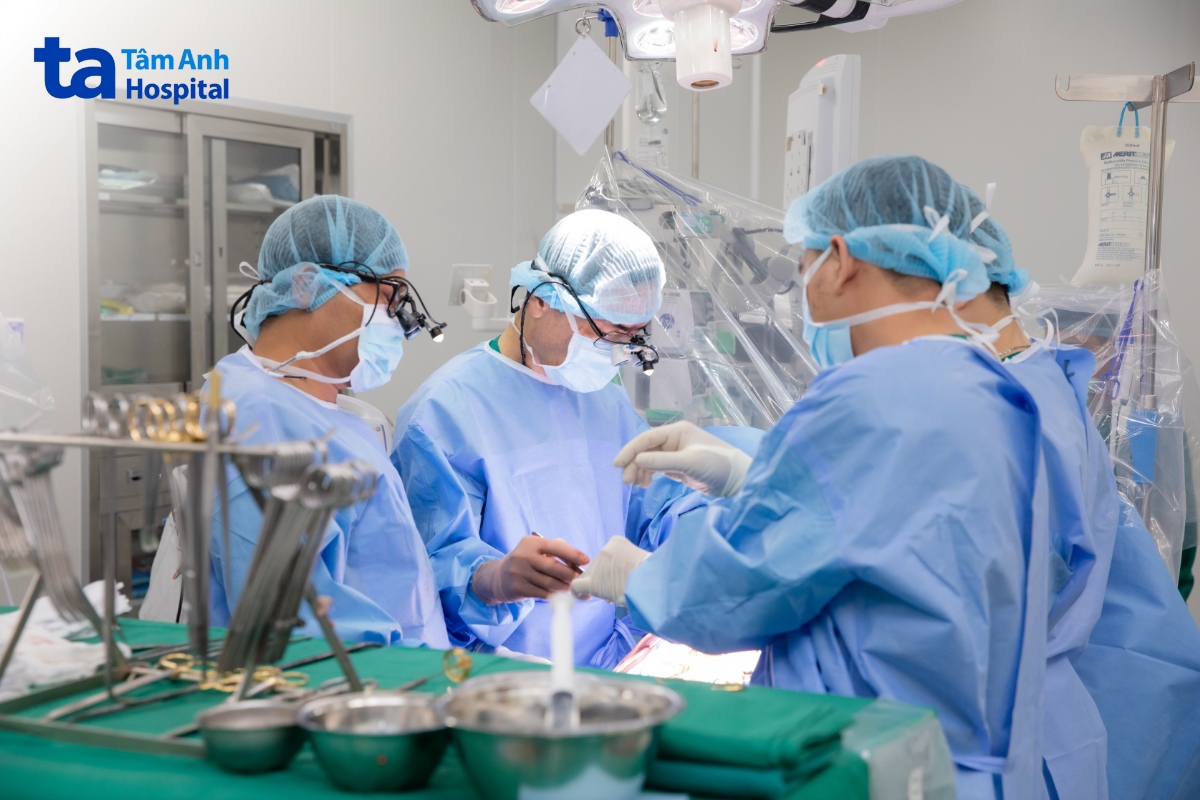 cắt bỏ nội mạc động mạch cảnh