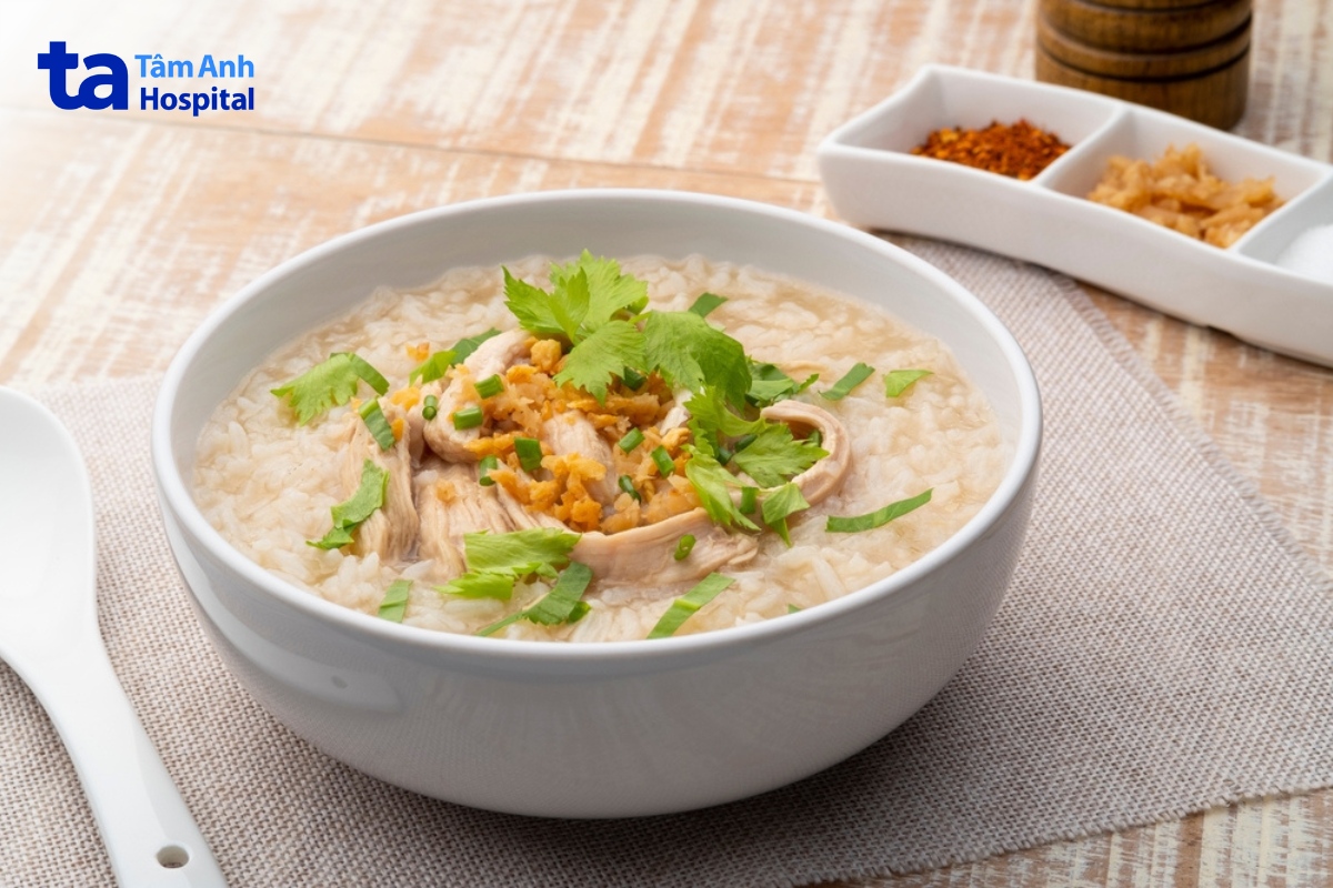 cháo hoặc súp gà giúp mẹ nhanh hồi phục khi sốt