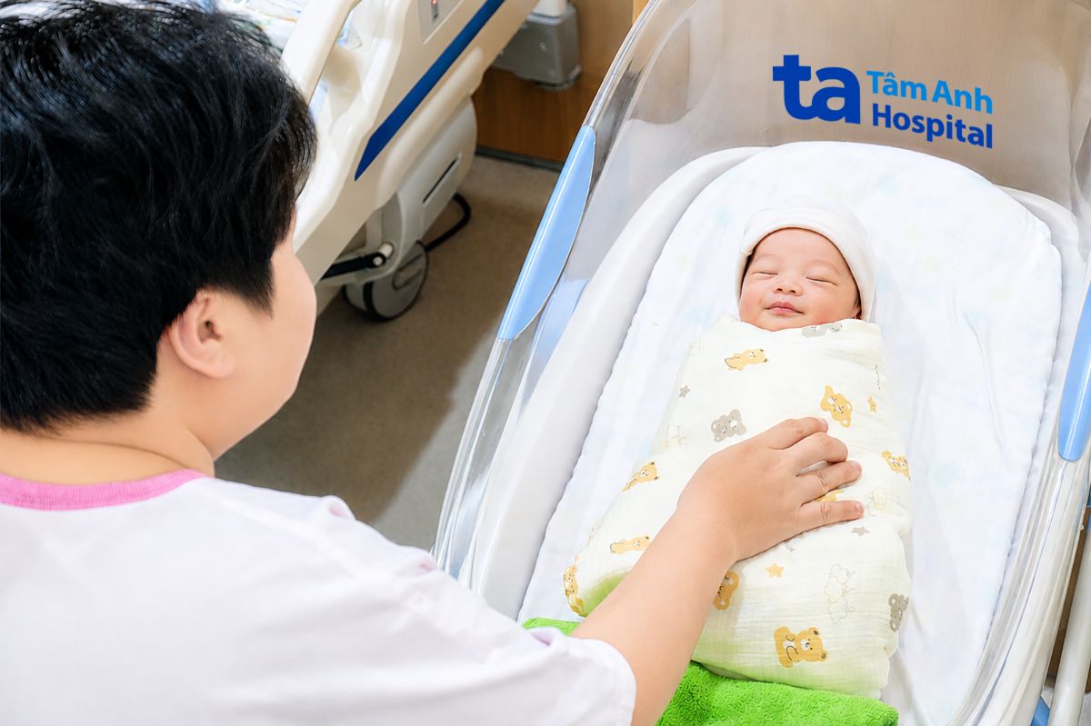 chị hân và con trai mới sinh