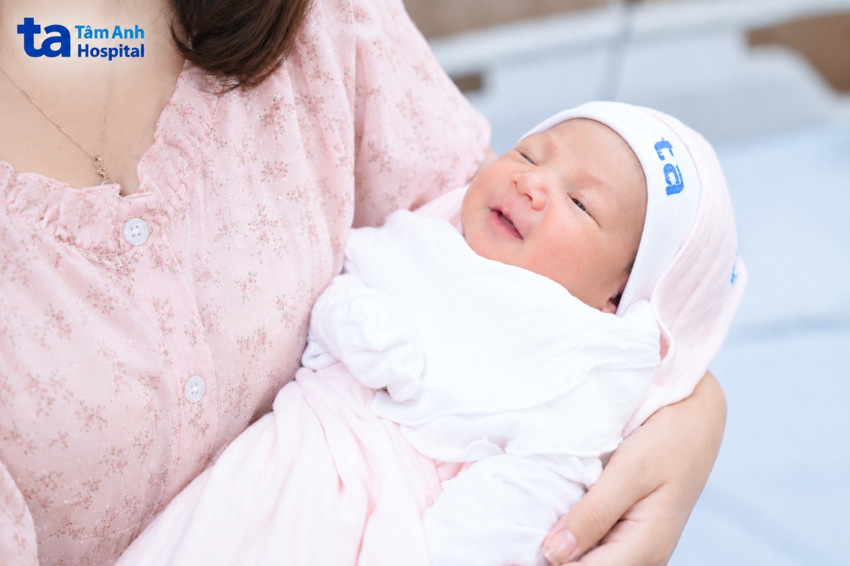 chị minh bế con trai mới sinh