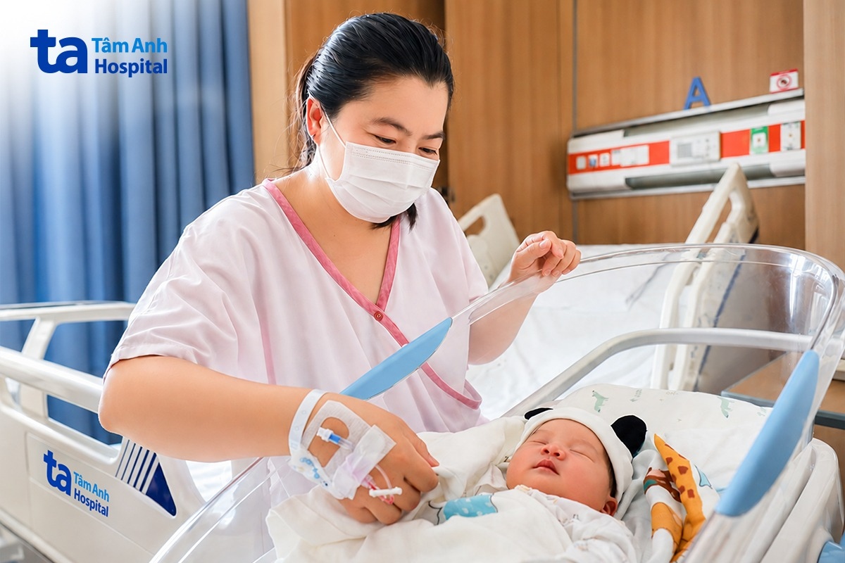 chị nguyệt bên con gái mới sinh