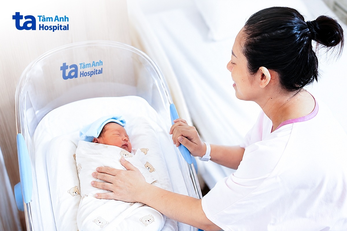 chị thúy bên con trai 3 ngày tuổi
