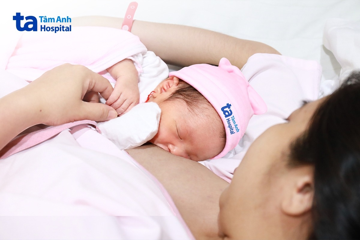 chị tuyết và con gái 4 ngày tuổi