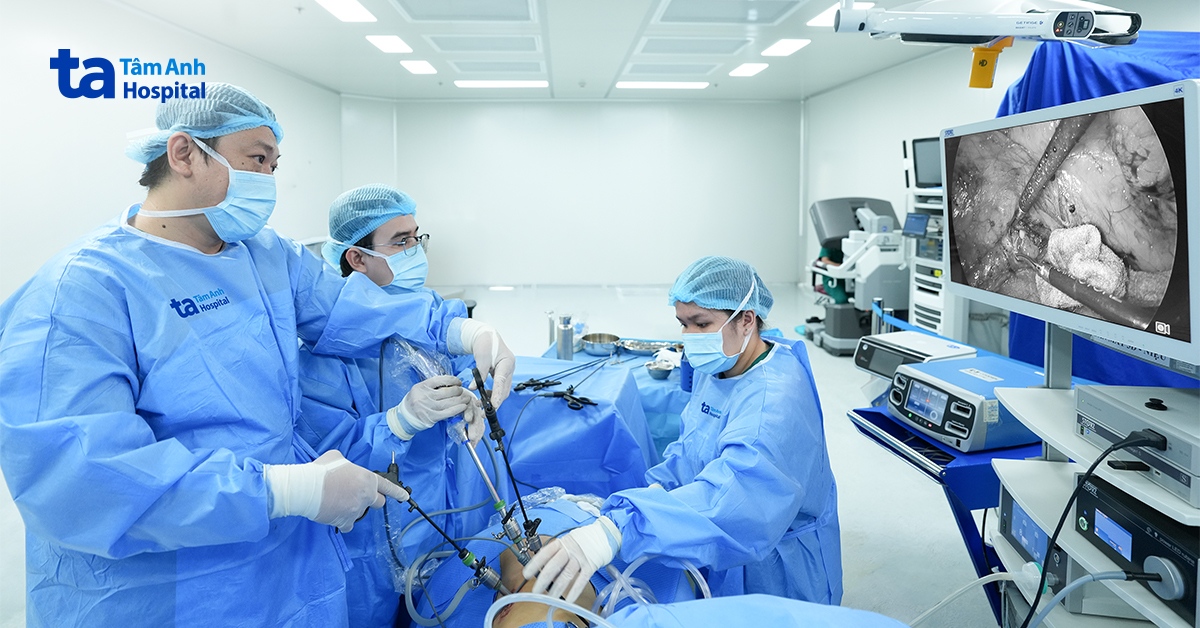 Chùm polyp bít kín niệu quản thiếu nữ