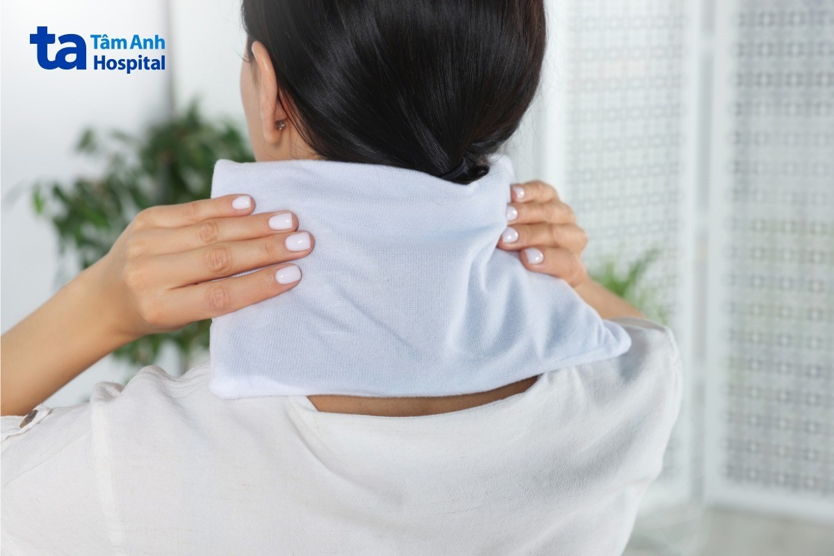 chườm ấm giảm đau đốt sống cổ