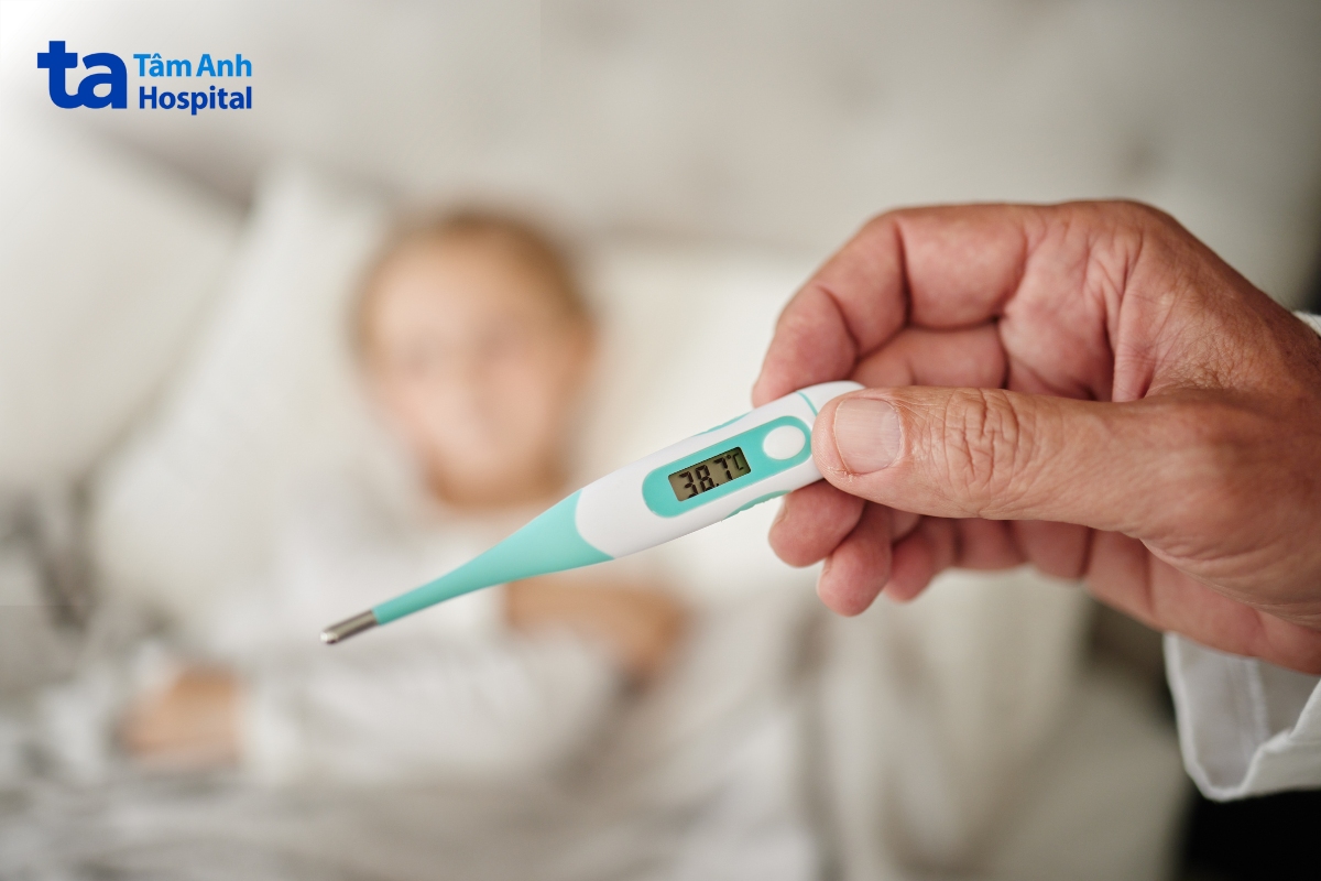 co giật có thể xảy ra ngay cả khi trẻ sốt nhẹ
