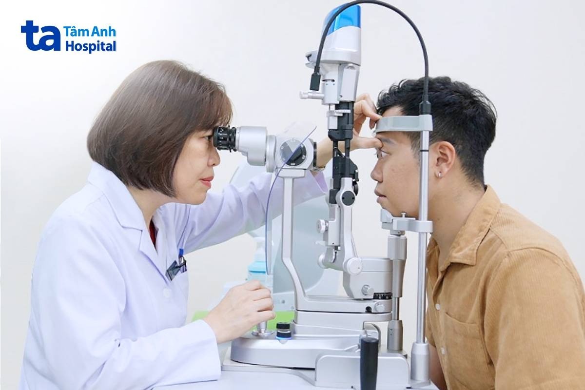 đeo lens thường xuyên có mổ mắt được không