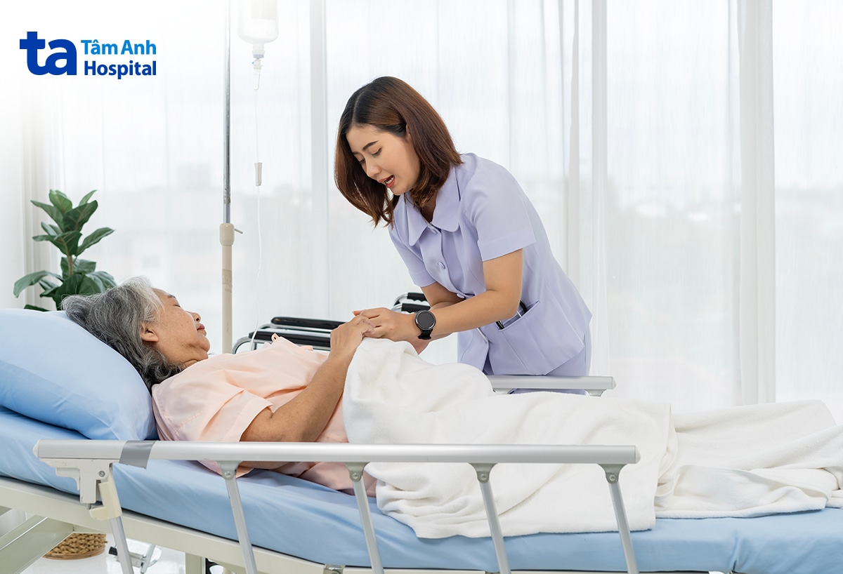Điều dưỡng chăm sóc người bệnh đang nằm điều trị tại viện