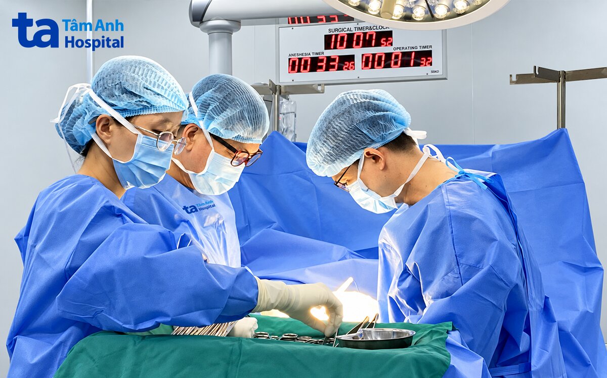 đội ngũ y bác sĩ phẫu thuật